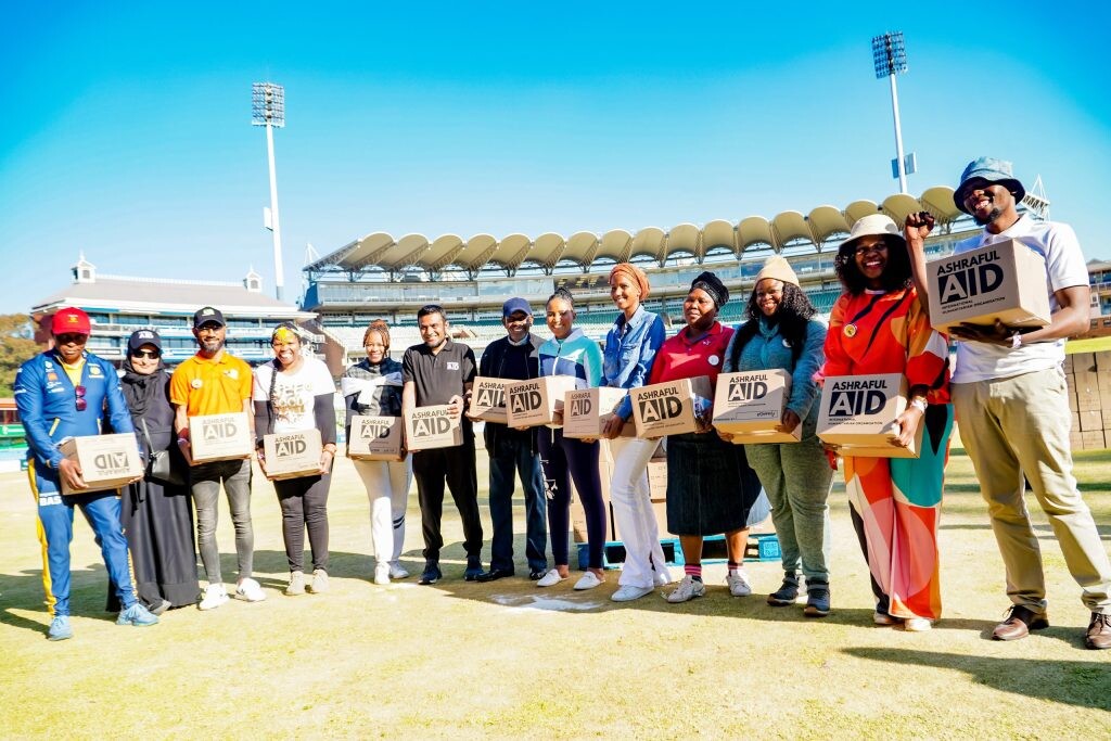 Smiling Influencers distributing aid with AshrafulAid volunteers to needy families on Mandela Day