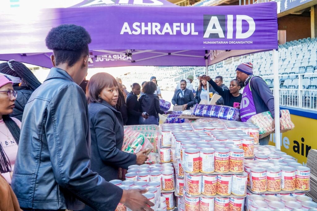 People receiving aid from AshrafulAid volunteers on Mandela Day